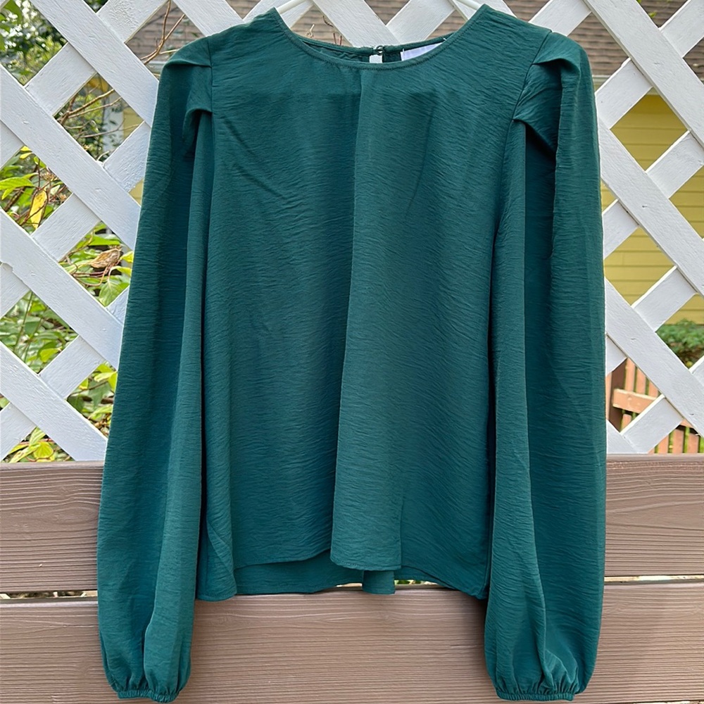 Evereve fun flowing forest green dress shirt!